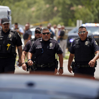 Policie u základní školy v texaském městečku Uvalde, kde bylo přo střelbě zabito několik dětí. 