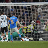 Fotbalový zápas Finalissima mezi mistry Evropy a šampiony Copy América v Londýně:Itálie - Argentina. Paulo Dybala (vlevo) z  Argentiny střílí třetí gól svého týmu. 