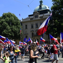 Ilustrační foto - Účastníci akce nazvané Protestní pochod Prahou na podporu národních symbolů a slovanských národů procházejí kolem Úřadu vlády na Klárově, 3. června 2022 v Praze.