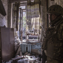 Ilustrační foto - Ukrajinský voják na pozici během bojů na Severodoněcku 8. června 2022.