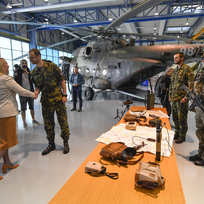 Návštěva ministryně obrany Jany Černochové (druhá zleva) na 22. základně vrtulníkového letectva, 10. června 2022 v Náměšti nad Oslavou.