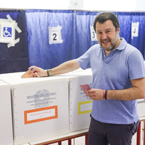 Nacionalistický italský politik Matteo Salvini (Liga Severu) pózuje fotografům před volební urnou v Milánu 12. června 2022.