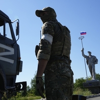 Ilustrační foto - Ruský voják u nákladního automobilu v Mariupolu 12. června 2022. 