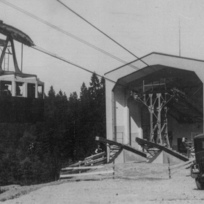 Reprodukce fotografie neznámého autora dolní stanice lanovky na Ještěd ze 40. let minulého století. Od zahájení stavby ještědské lanovky letos uplyne 90 let, začala se stavět 15. června 1932.