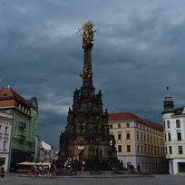 Zamračená obloha nad centrem Olomouce, 20. června 2022. Na snímku sloup Nejsvětější Trojice na Horním náměstí.