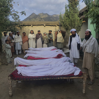 Muži ve vesnici Gayan stojí 23. června 2022 u obětí zemětřesení, které zasáhlo Afghánistán. 