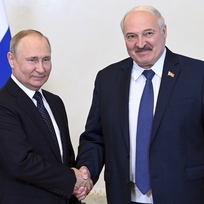 Ruský prezident Vladimir Putin (vlevo) a jeho běloruský protějšek Alexander Lukašenko při schůzce v Petrohradu 25. června 2022.