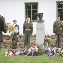 V Dolních Vilémovicích na Třebíčsku si lidé 25. června 2022 připomněli 80 let od smrti místního rodáka, parašutisty Jana Kubiše, který byl jedním z atentátníků na zastupujícího říšského protektora Reinharda Heydricha. Pieta u pomníku před Kubišovým rodným domem.