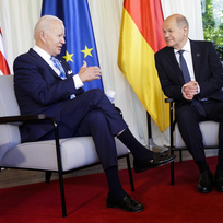 Německý kancléř Olaf Scholz (vpravo) a americký prezident Joe Biden při setkání na zámku Elmau 26. června 2022.