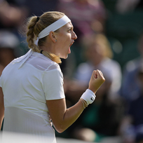 Ilustrační foto - Česká tenistka Petra Kvitová v úvodním kole Wimbledonu 28. června 2022.