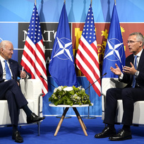 Americký prezident Joe Biden (vlevo) a generální tajemník NATO Jens Stoltenberg během schůzky na aliančním summitu v Madridu, 29. června 2022.