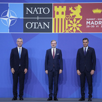 Zleva generální tajemník NATO Jens Stoltenberg, český premiér Petr Fiala a španělský premiér Pedro Sánchez na aliančním summitu v Madridu, 29. června 2022.