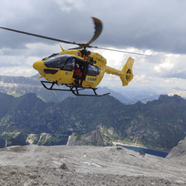 Záchranáři s vrtulníkem pátrají po turistech pohřešovaných po sesuvu ledovce na hoře Marmolada v italských Alpách, 3. července 2022. 
