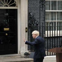 Boris Johnson odchází od řečnického pultu před sídlem britských premiérů v londýnské Downing Street, 7. července 2022.