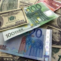 Euro a dolarové bankovky na ilustračním snímku z 25. srpna 2003.