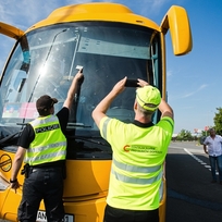 Policisté kontrolují řidiče autobusu dálkové přepravy, 24. července 2022, Brno. Při dopravně-bezpečnostní akci se policisté zaměřují především na dodržování doby jízdy a odpočinku. 