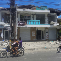 Poničený dům na Filipínách po silném zemětřesení 27. července 2022.