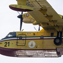 Ilustrační foto - Hasicí letadla Canadair CL-415 nabírají vodu z jezera Milada pro hašení požáru v Národním parku České Švýcarsko, 28. července 2022, Ústí nad Labem. 