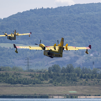 Hasicí letadla Canadair CL-415 nabírají vodu z jezera Milada pro hašení požáru v Národním parku České Švýcarsko, 28. července 2022, Ústí nad Labem. 