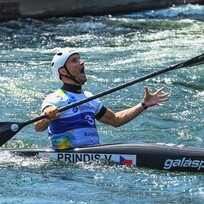 Mistrovství světa ve vodním slalomu, K1 muži - finále, 30. července 2022 v  Augsburgu. Český kajakář Vít Přindiš se v cíli raduje z vítězství. 