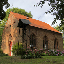 Katolický kostel u vesnice Wiejkowo v severozápadním Polsku, kde by mohl být pohřben dánský král král Harald I. Modrozub, 30. července 2022.