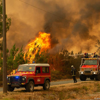 Francouzští hasiči bojují s požárem poblíž Hostens, jižně od Bordeaux, na snímku z 10. srpna 2022, který poskytl regionální hasičský sbor Gironde SDIS 33.