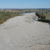 Vyschlé koryto italské řeky Pád v Sermide 11. srpna 2022.