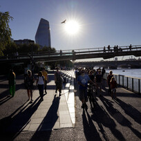 Lidé na nábřeží řeky Temže během tropických teplot v Londýně, 12. srpna 2022.