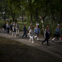 Ilustrační foto - Děti jdou do školy v ukrajinském městě Irpin, 1. září 2022. 