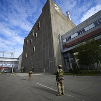 Ilustrační foto - Ruští vojáci v areálu Záporožské jaderné elektrárny na Ukrajině na snímku z 1. května 2022.