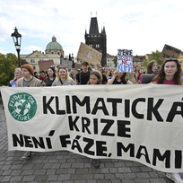 Stávka za klima, kterou uspořádalo studentské ekologické hnutí Fridays for Future, 9. září 2022, Praha. Účastníci akce při pochodu na Karlově mostě.