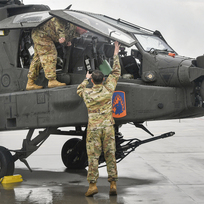 Letečtí mechanici kontrolují americký vrtulník AH-64 Apache na mezinárodním vojenském cvičení Ample Strike II/Odolné nebe, 14. září 2022 Náměšť nad Oslavou, Třebíčsko. 