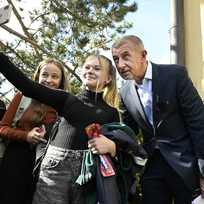 Předseda hnutí ANO Andrej Babiš pózuje se školáky poté, co odevzdal hlas v komunálních volbách, 23. září 2022, Průhonice.
