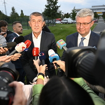 Zleva předseda ANO Andrej Babiš a místopředseda Karel Havlíček při příchodu do volebního štábu hnutí ANO, 24. září 2022, Praha.