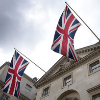 Ilustrační foto - Britské vlajky nad londýnskou ulicí Horseguards. 