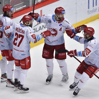 Ilustrační foto - Hokejisté Třince se radují z gólu (zleva) Daniel Voženílek, Martin Růžička, Tomáš Marcinko a Marian Adámek, 25. září 2022.