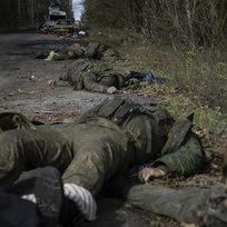 Ilustrační foto - Těla padlých ruských vojáků v ukrajinském městě Lyman, 3. října 2022.