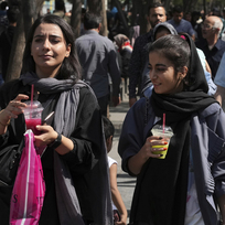 Ženy na ulici v íránské metropoli Teheránu na snímku z 1. října 2022.