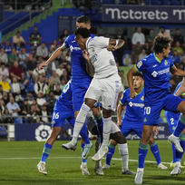 Fotbalista Realu Madrid Éder Militao (vpředu) střílí gól v utkání 8. kola španělské ligy na hřišti Getafe, 8. října 2022.