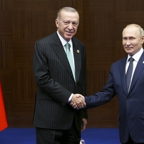 Turecký prezident Recep Tayyip Erdogan (vlevo) a ruský prezident Vladimír Putin (vpravo) během setkání na summitu CICA v Astaně v Kazachstánu 13. října 2022.