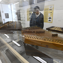 Slovácké muzeum zahájilo výstavu Fenomén cimbál, 20. října 2022, Uherské Hradiště. Na snímku je cimbál z Mexika.