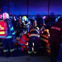 Na oslavě Halloweenu na diskotéce ve Slušovicích na Zlínsku se v noci na 30. října 2022 zranilo osm mladých lidí, z toho pět vážně. Na snímku je zásah záchranářů, hasičů a policistů.