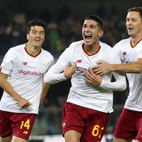 Fotbalista AS Řím Cristian Volpato (uprostřed) se raduje se spoluhráči  ze svého gólu na hřišti Verony v utkání italské ligy 31. října 2022.