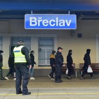 Ilustrační foto - Skupina zadržených migrantů na železničním hraničním přechodu v Břeclavi, 3. listopadu 2022. 
