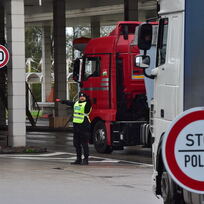 Ilustrační foto - Policie v noci na 7. listopadu 2022 zdvojnásobila odbavovací kapacitu hraničního přechodu mezi Českem s Slovenskem Břeclav-Kúty na dálnici D2. Opatření má zkrátit kolony kamionů na vjezdu do republiky.