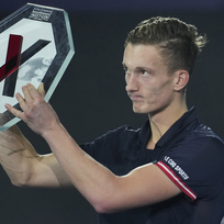 Jiří Lehečka z ČR s trofeji pro poraženého finalistu Turnaje mistrů pro tenisty do 21 let v Miláně, 12. listopadu 2022.