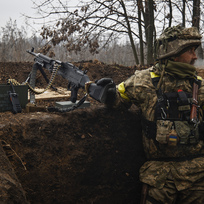 Ilustrační foto - Ukrajinský voják s kulometem M240 na neupřesné pozici v Doněcku 16. listopadu 2022.
