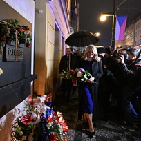 Slovenská prezidentka Zuzana Čaputová položila kytici k památníku na Národní třídě, 16. listopadu 2022, Praha. 