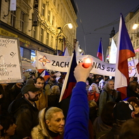 Ilustrační foto - Protest proti České televizi a vládě, 17. listopadu 2022, Národní třída, Praha. 