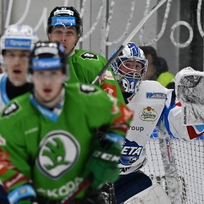 22. kolo hokejové extraligy: HC Kometa Brno - BK Mladá Boleslav, 25. listopadu 2022, Brno. Hráči se radují z gólu. Vpravo brankář Brna Marek Čiliak.